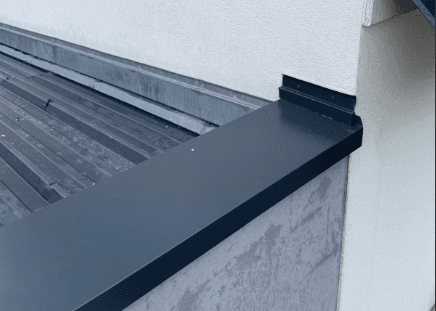 Raccord de couvertine aluminium contre un mur