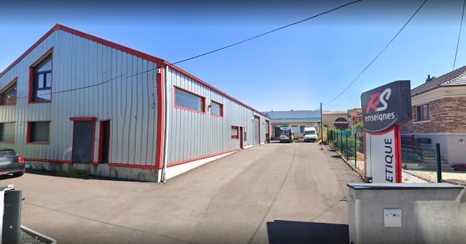 Atelier RS Enseignes à Forbach, façade et totem