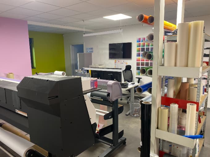 Atelier de fabrication RS Enseignes : impression, adhésifs et bureau d’études
